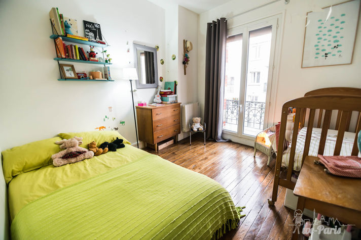 Paris Apartment Rental, Vacation in Paris
Relax after a long day of exploring in this charming bedroom, with a view of the rue de la Fontaine au Roi. #ParisApartmentRentals