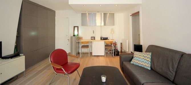 Paris Apartment Rental, Vacation in Paris
Bright and comfortable living room with a nice view of the street. #ParisApartmentRentals