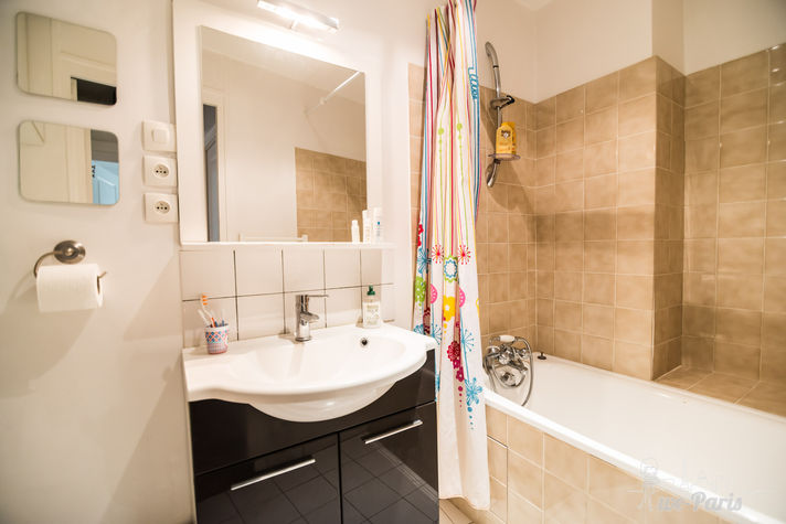 Paris Apartment Rental, Vacation in Paris
This bathroom comes complete with: bath/shower, sink, mirror, toilet and washing machine.