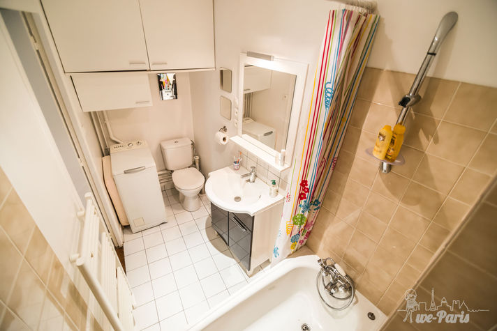 Paris Apartment Rental, Vacation in Paris
This bathroom comes complete with: bath/shower, sink, mirror, toilet and washing machine.
