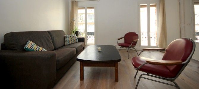 Paris Apartment Rental, Vacation in Paris
Bright and comfortable living room with a nice view of the street. #ParisApartmentRentals