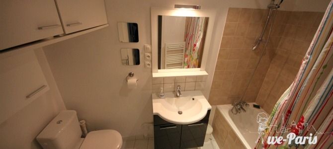 Paris Apartment Rental, Vacation in Paris
This bathroom comes complete with: bath/shower, sink, mirror, toilet and washing machine.