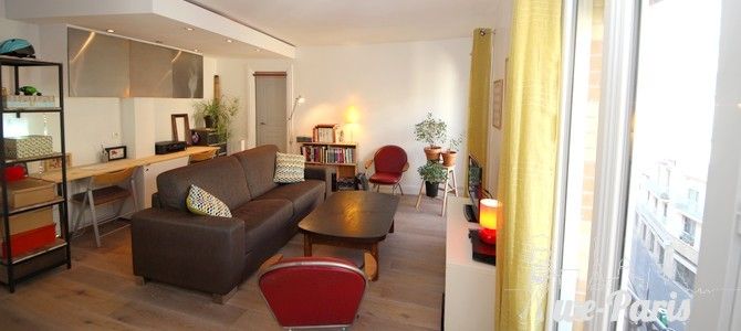 Paris Apartment Rental, Vacation in Paris
Bright and comfortable living room with a nice view of the street. #ParisApartmentRentals