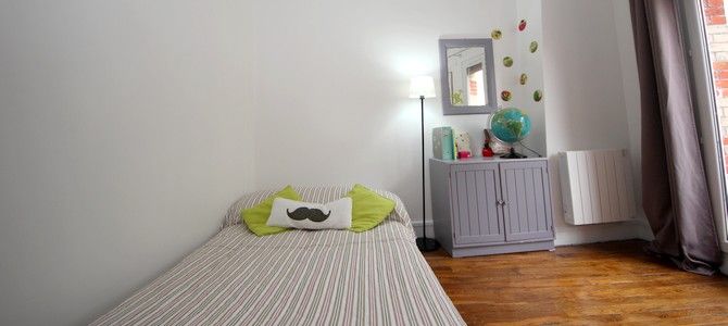 Paris Apartment Rental, Vacation in Paris
Relax after a long day of exploring in this charming bedroom, with a view of the rue de la Fontaine au Roi. #ParisApartmentRentals