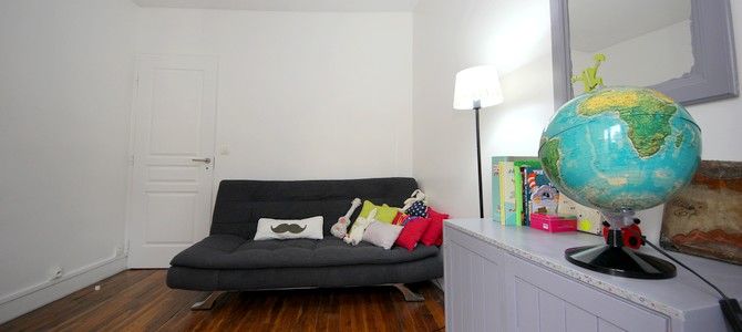 Paris Apartment Rental, Vacation in Paris
Relax after a long day of exploring in this charming bedroom, with a view of the rue de la Fontaine au Roi. #ParisApartmentRentals