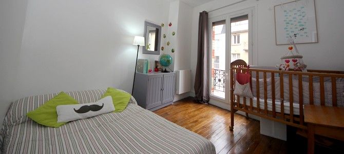 Paris Apartment Rental, Vacation in Paris
Relax after a long day of exploring in this charming bedroom, with a view of the rue de la Fontaine au Roi. #ParisApartmentRentals