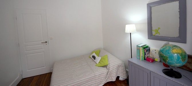 Paris Apartment Rental, Vacation in Paris
Relax after a long day of exploring in this charming bedroom, with a view of the rue de la Fontaine au Roi. #ParisApartmentRentals