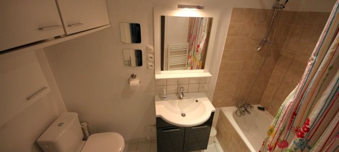 Paris Apartment Rental, Vacation in Paris
This bathroom comes complete with: bath/shower, sink, mirror, toilet and washing machine. #ParisApartmentRentals