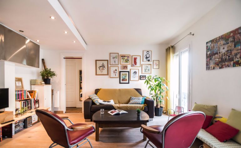 Paris Apartment Rental, Vacation in Paris
Bright and comfortable living room with a nice view of the street. #ParisApartmentRentals