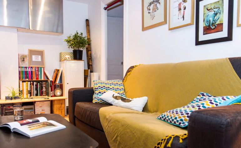 Paris Apartment Rental, Vacation in Paris
Bright and comfortable living room with a nice view of the street. #ParisApartmentRentals