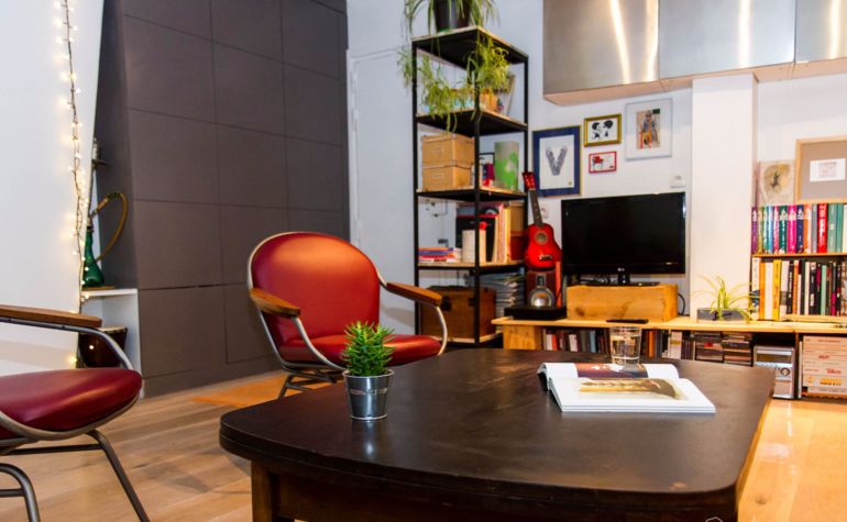 Paris Apartment Rental, Vacation in Paris
Bright and comfortable living room with a nice view of the street. #ParisApartmentRentals