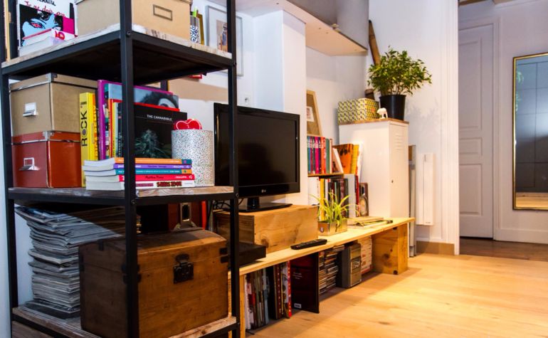 Paris Apartment Rental, Vacation in Paris
Bright and comfortable living room with a nice view of the street. #ParisApartmentRentals