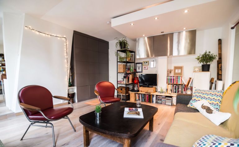 Paris Apartment Rental, Vacation in Paris
Bright and comfortable living room with a nice view of the street. #ParisApartmentRentals