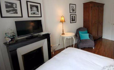Paris Apartment Rental, Vacation in Paris
Dream away your nights in Paris in this charming bedroom, with a view on the quiet rue Saint Maur. #ParisApartmentRentals