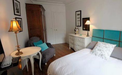 Paris Apartment Rental, Vacation in Paris
Dream away your nights in Paris in this charming bedroom, with a view on the quiet rue Saint Maur. #ParisApartmentRentals