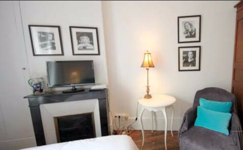 Paris Apartment Rental, Vacation in Paris
Dream away your nights in Paris in this charming bedroom, with a view on the quiet rue Saint Maur. #ParisApartmentRentals