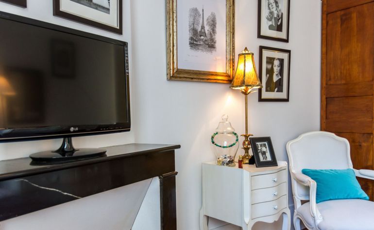 Paris vacation rental 
Great apartment in the 11th district. Come relax in this spacious and colored bedroom!