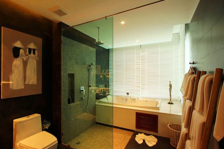 A connecting bathroom with double Jacuzzi
