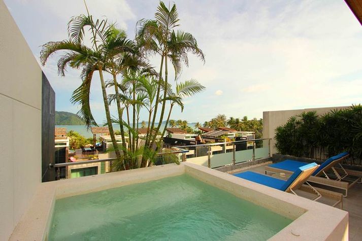 An exclusive whirlpool overlooking the sea
