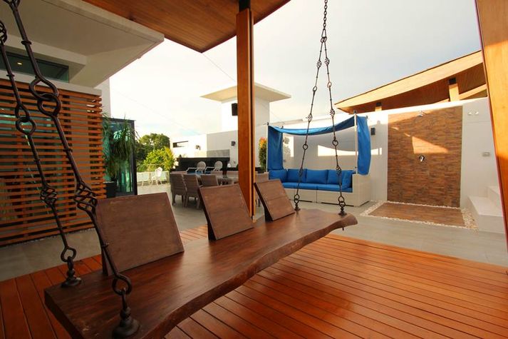 Sala and a large swing on the terrace