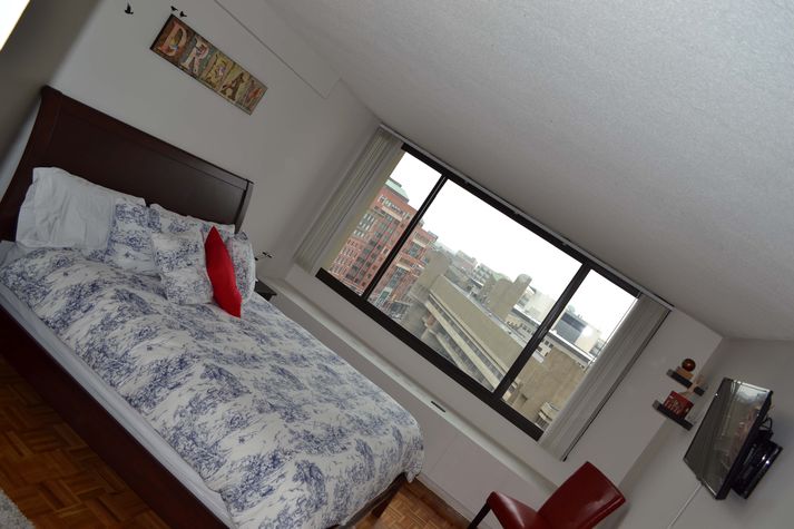 King size sleigh bed with views.