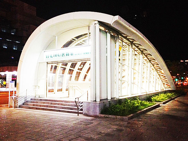 MRT Taipei 101/world trade center within 8 mins by walk