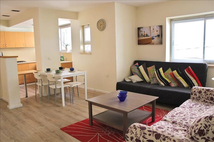 Spacious 2 Bedroom - HaYarkon St.
Spacious 2 Bedroom - HaYarkon St.