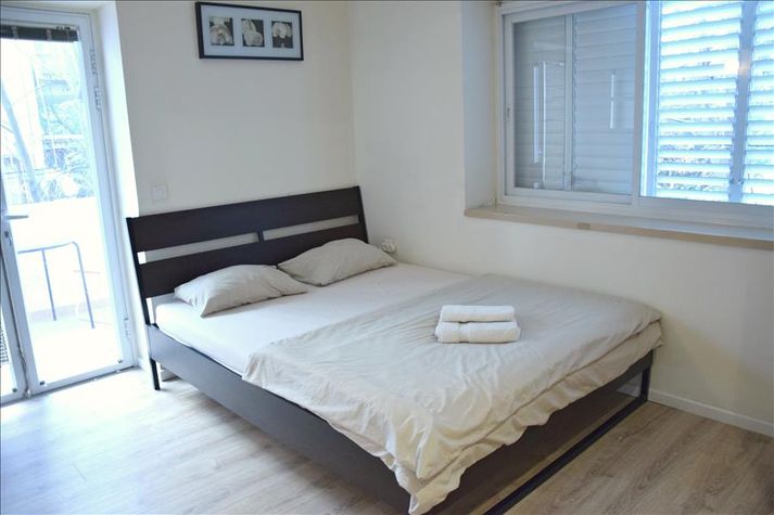 Spacious 2 Bedroom - HaYarkon St.
Spacious 2 Bedroom - HaYarkon St.