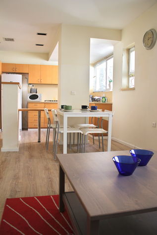 Spacious 2 Bedroom - HaYarkon St.
Spacious 2 Bedroom - HaYarkon St.