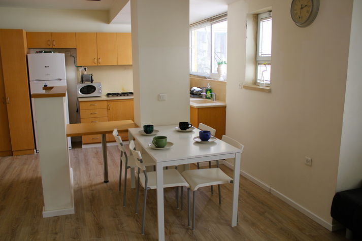 Spacious 2 Bedroom - HaYarkon St.
Spacious 2 Bedroom - HaYarkon St.