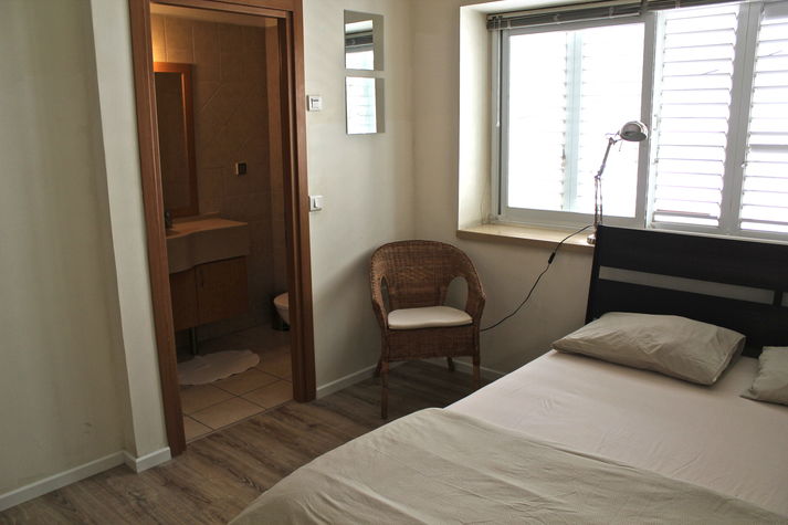 Spacious 2 Bedroom - HaYarkon St.
Spacious 2 Bedroom - HaYarkon St.