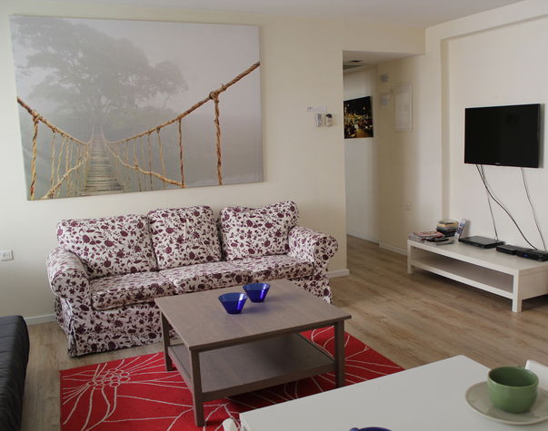 Spacious 2 Bedroom - HaYarkon St.
Spacious 2 Bedroom - HaYarkon St.