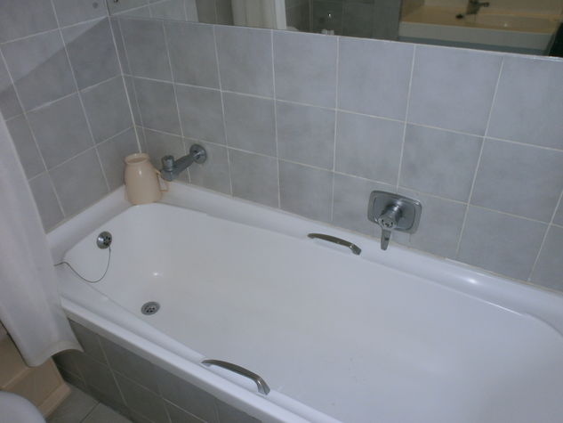 En-suite bathroom with bathtub & overhead shower