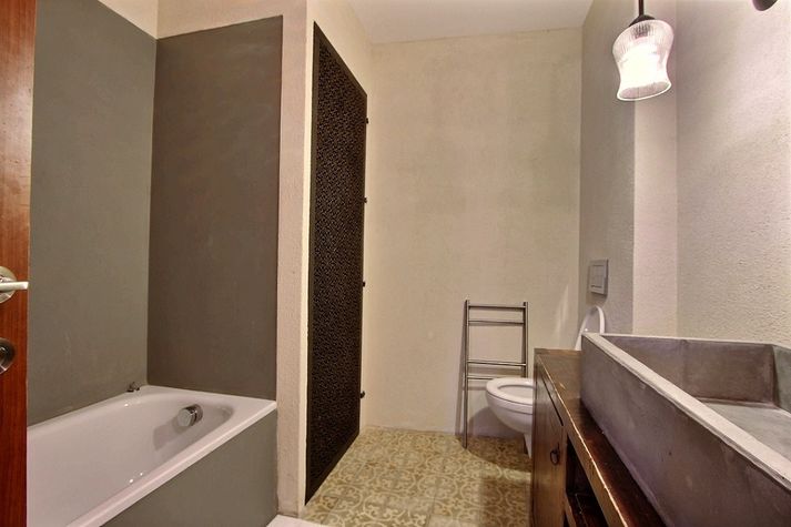 bedroom with bath tube