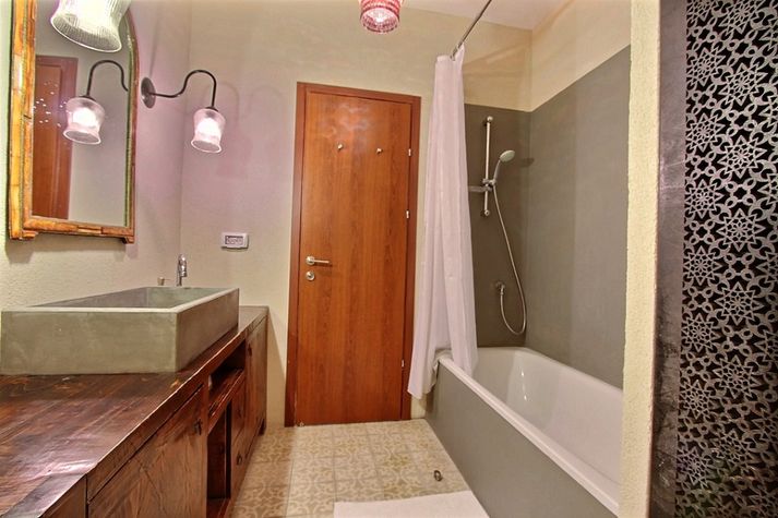 bathroom with bath tube