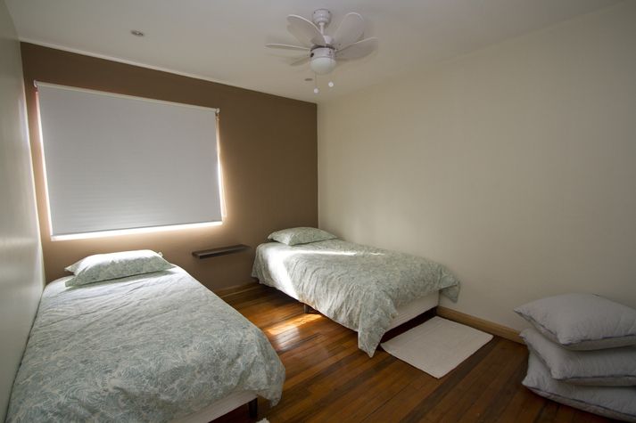 Habitación de ocupación doble con TV por cable y ventilador || Double occupancy room with cable TV and fan.