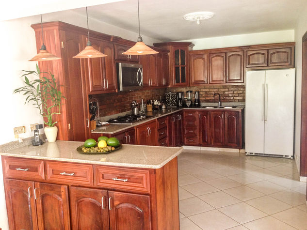 Fully equipped kitchen with mahogany wood cabinets