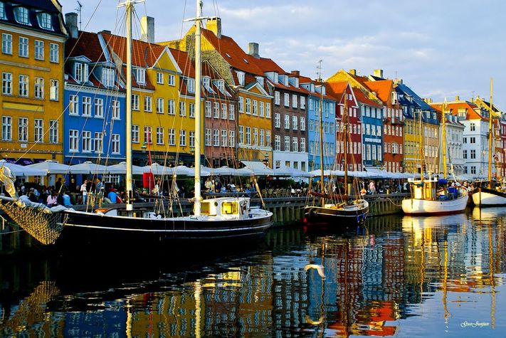 Nyhavn, 1 metro station away
