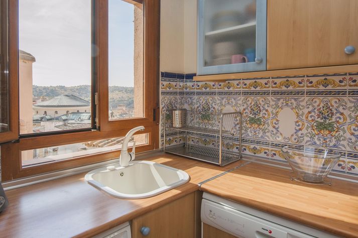 un fregadero con vistas panoramicasHaga clic aquí para agregar una leyenda...