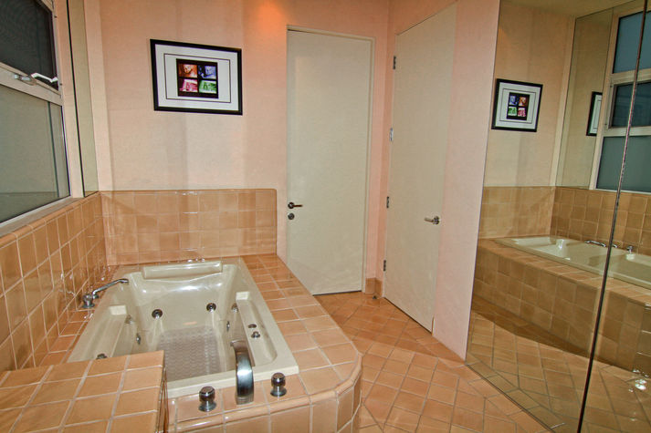 The Marilyn Suite's Her (full) bathroom