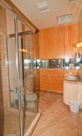 The Marilyn Suite's His (full) bathroom