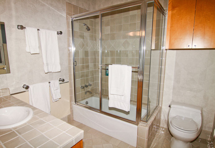 The Beatles Suite full bathroom