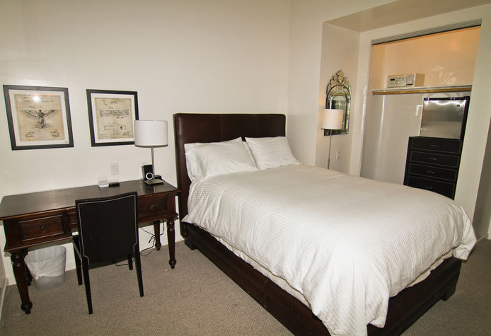 The Wright Bros Suite: Queen bed, full bathroom, 45inch TV, work desk, safe, refrigerator
