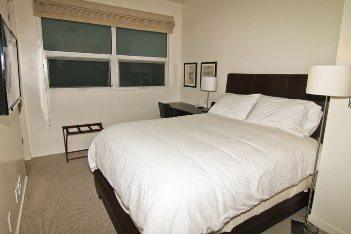 The Wright Bros Suite: Queen bed, full bathroom, 45inch TV, work desk, safe, refrigerator