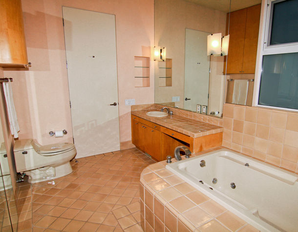 The Marilyn Suite's Her (full) bathroom