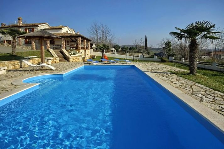 PoolOfHouse