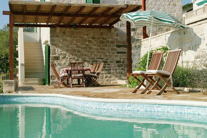 PoolOfHouse