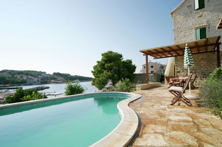PoolOfHouse