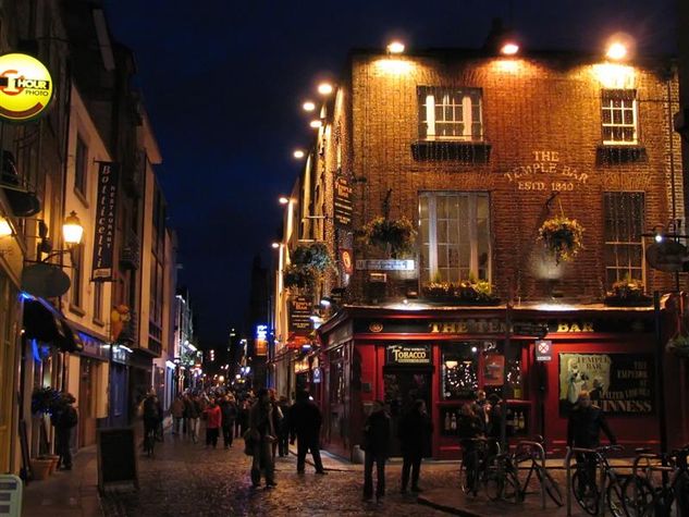 Directly behind the apartment (again, a 2 minute walk) is Dublin's famous Temple Bar area