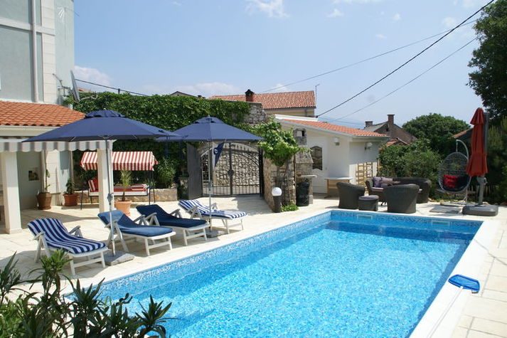 PoolOfHouse